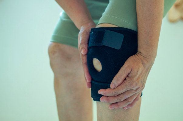 using brace around knee to relieve patellofemoral knee pain