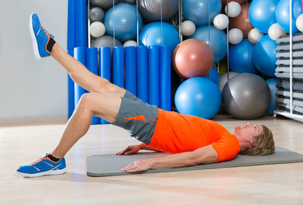 man doing knee exercise to strengthen knee with patellofemoral kneecap pain